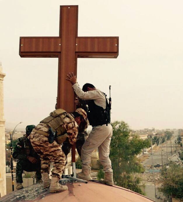 بالصور.. البيشمركة تعيد وضع الصليب فوق اكبر كنائس بعشيقة